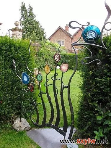 私家花园设计中的铁艺大门实例欣赏